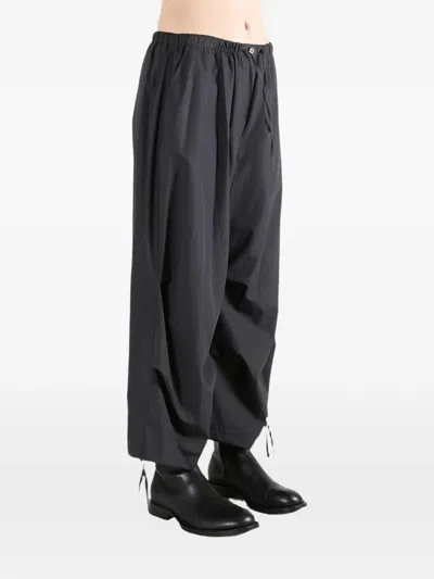 Amomento Drawstring-cuff Capri Trousers In Black