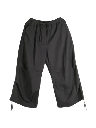 Amomento Drawstring-cuff Capri Trousers In Black