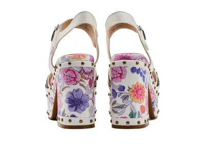 L'artiste By Spring Step Deckedout In White