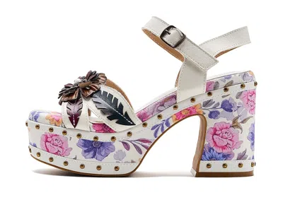 L'artiste By Spring Step Deckedout In White