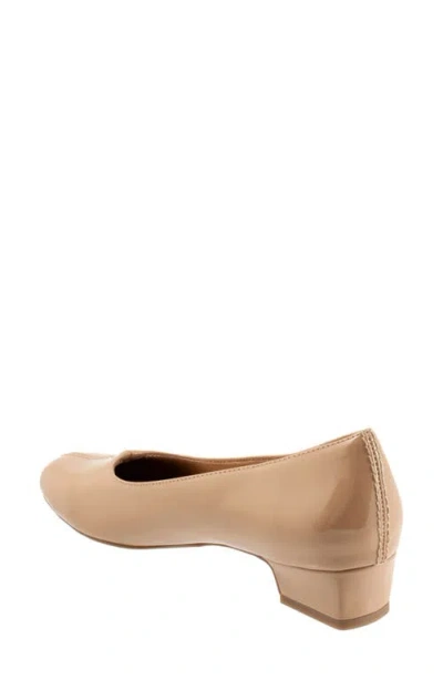 Trotters Wide Width Doris Pump In Brown