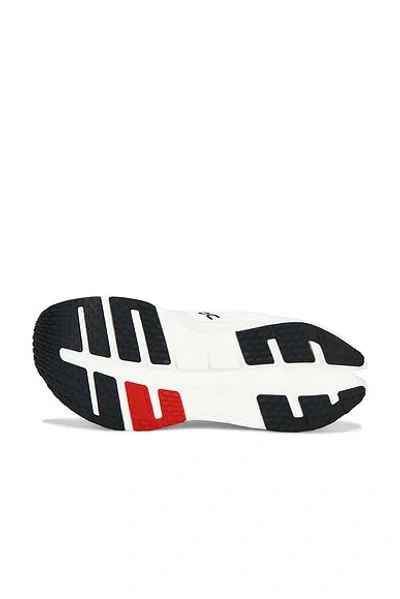 On Cloudrunner 3 In White