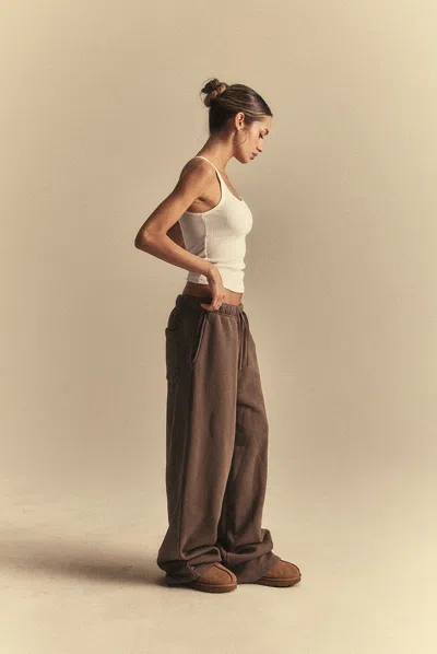 Elwood Core Straight Leg Sweatpant In Brown