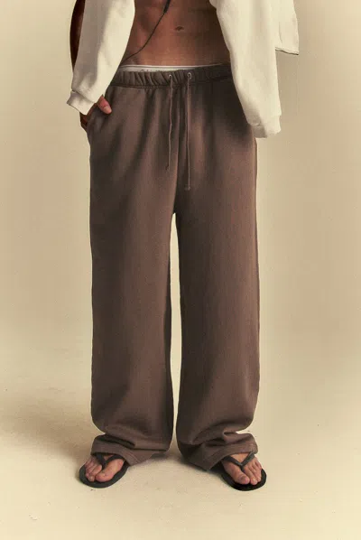 Elwood Core Straight Leg Sweatpant In Brown