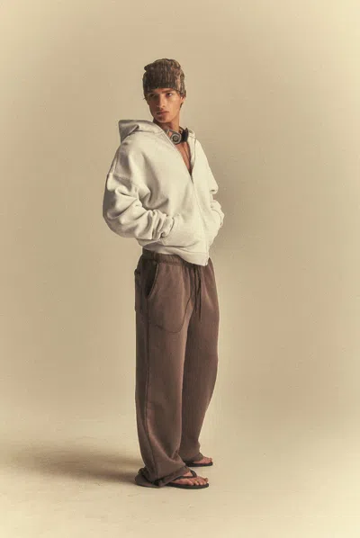 Elwood Core Straight Leg Sweatpant In Brown