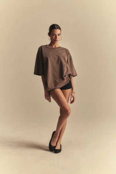 Elwood Oversized Core Tee In Brown