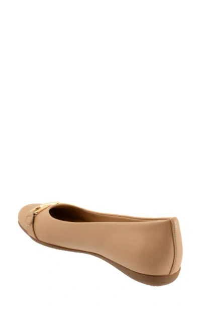 Trotters Wide Width Sadie Flat In Brown