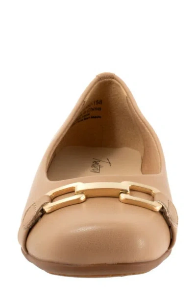 Trotters Wide Width Sadie Flat In Brown
