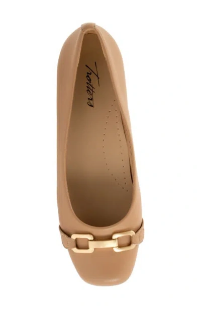 Trotters Wide Width Sadie Flat In Brown