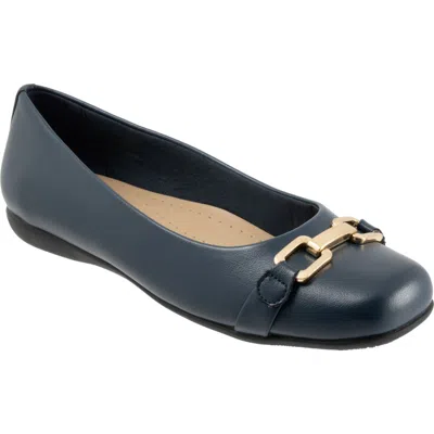 Trotters Wide Width Sadie Flat In Blue