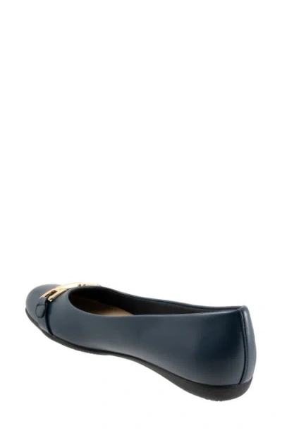 Trotters Wide Width Sadie Flat In Blue