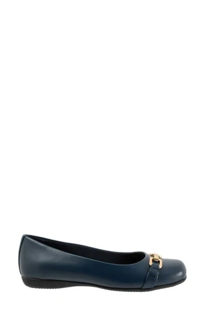 Trotters Wide Width Sadie Flat In Blue