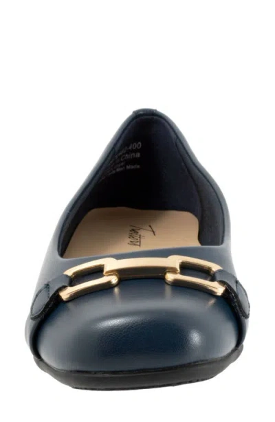 Trotters Wide Width Sadie Flat In Blue