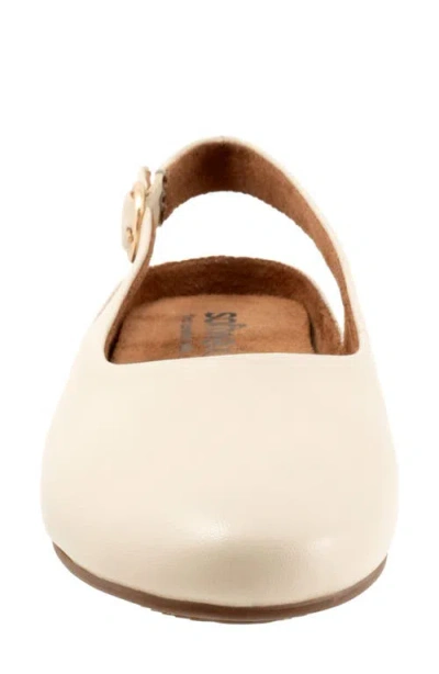 Softwalk Sandy Flat In White