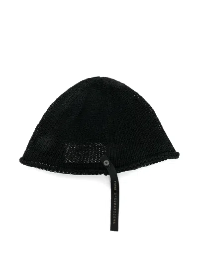 Forme D'expression Knitted-mesh Beanie Hat In Black