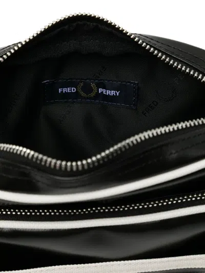 Fred Perry 클래식 스몰 메신저 백 In Black