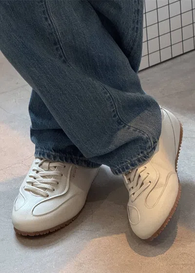 Axel Arigato Daze Runner Beige Sneaker With Logo On The Tongue And Grooved Sole In Suede Man In Neutral
