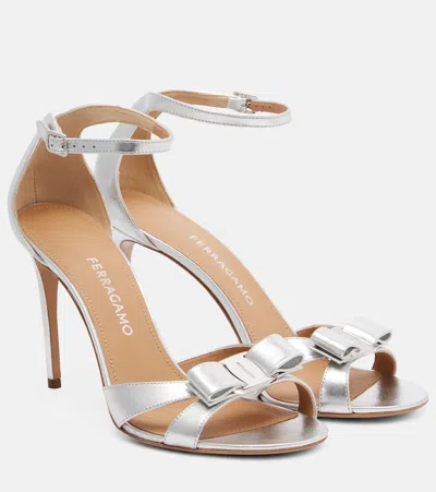 Ferragamo 95mm Roxy Metallic Leather Bow Sandals In Silver