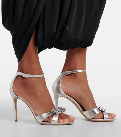 Ferragamo 95mm Roxy Metallic Leather Bow Sandals In Silver