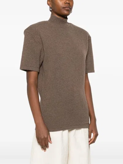 Jacquemus Ribbed Slim-fit Mock-neck Short-sleeve Wool-cashmere Jersey In Brown