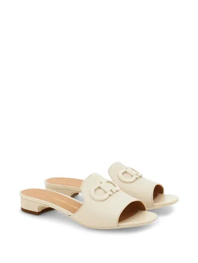 Ferragamo Slide Gancini Blanc Taille 40 In White