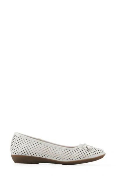 Cliffs By White Mountain Cheryl Ballet Flat In White
