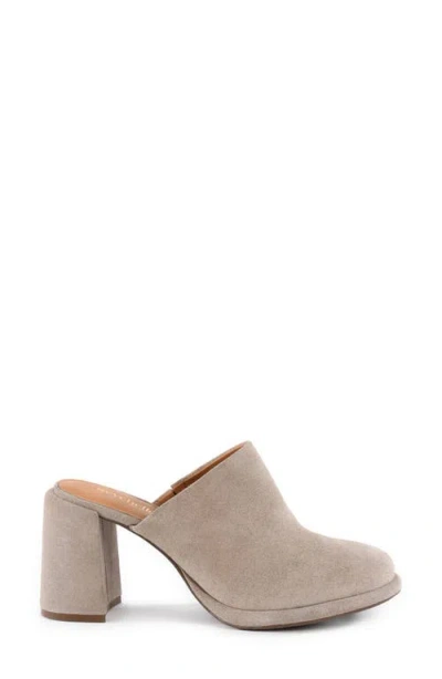 Seychelles Honor Platform Mule In Neutral
