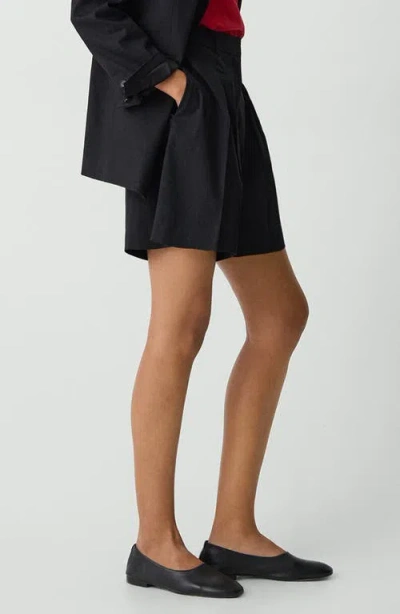 Theory Fluid Linen Blend Pleated Shorts In Black