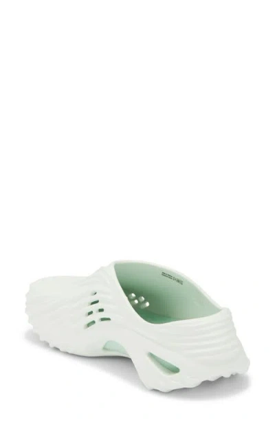 Crocs Echo Wave Clog In White