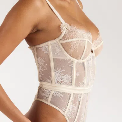 Lounge Champagne In White