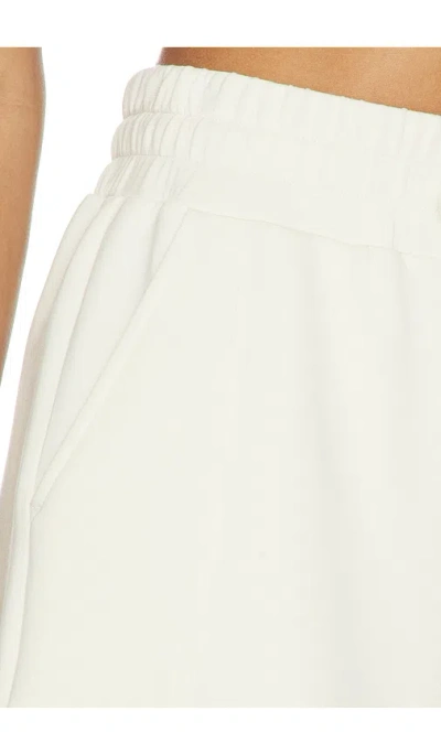 Varley Atrium 하이 라이즈 반바지 In White