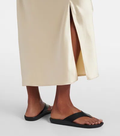 The Row Dune Classic Ginza Leather Flip Flops In Black