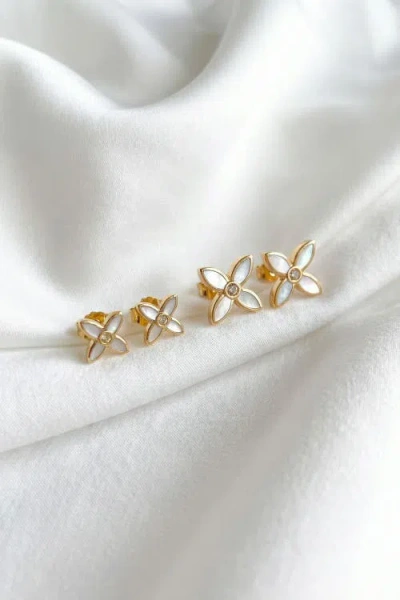 Murkani Floral Stud In Gold