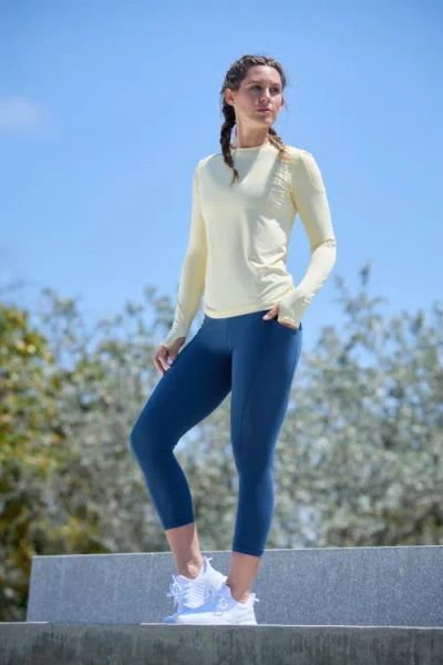 Bloquv Compression Capri Leggings In Blue