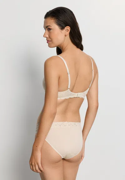 Hanro Luxury Moments Scalloped Lace T-shirt Bra In Beige