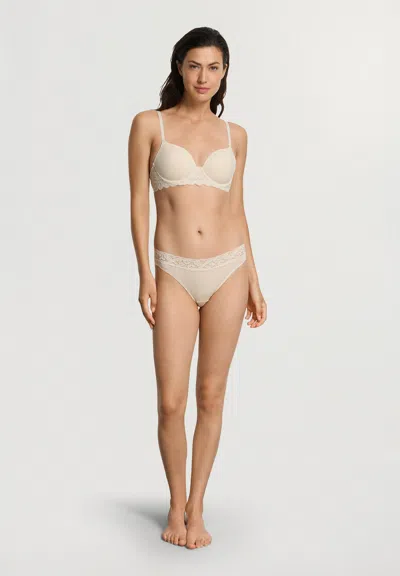 Hanro Luxury Moments Scalloped Lace T-shirt Bra In Beige