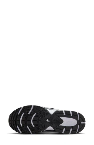 Nike V5 Rnr Sneaker In Multi