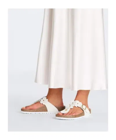 Birkenstock Gizeh Thong Sandals With Floral Buckle Fastening In Black