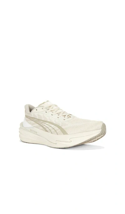 Puma Deviate Nitro 4 Running Shoe In White