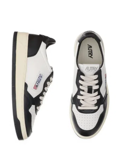 Autry Medalist Low Sneakers In Calf Leather With Perforated Toe In Black