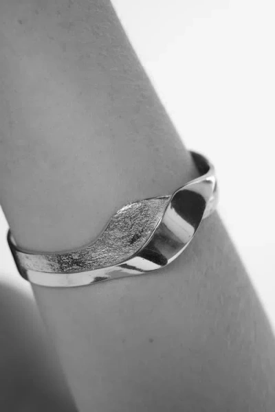 Tutti Wave Bangle In Brown