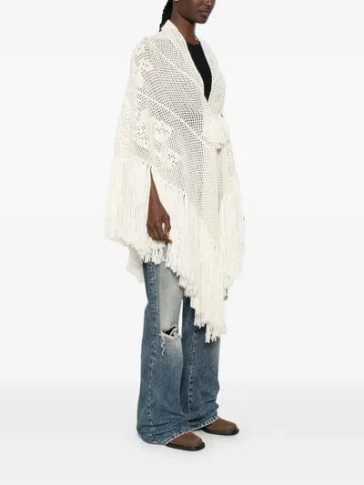 Chiara Is Lochstrick-cape Mit Fransenbesatz In White