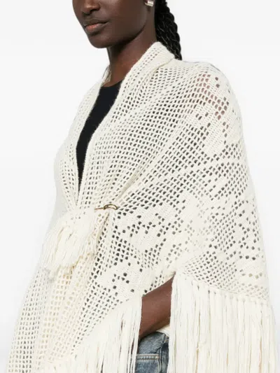 Chiara Is Lochstrick-cape Mit Fransenbesatz In White