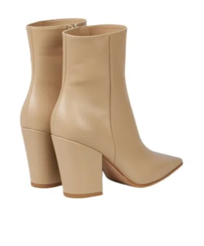 Gianvito Rossi Versatile Pointed-toe Comfortable Ankle Boots In Neutral
