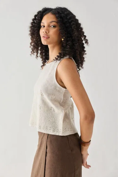 Reistor Embroidered Button Back Top In White