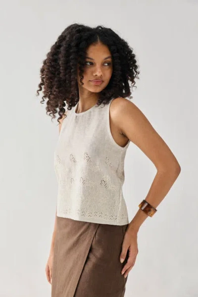 Reistor Embroidered Button Back Top In White