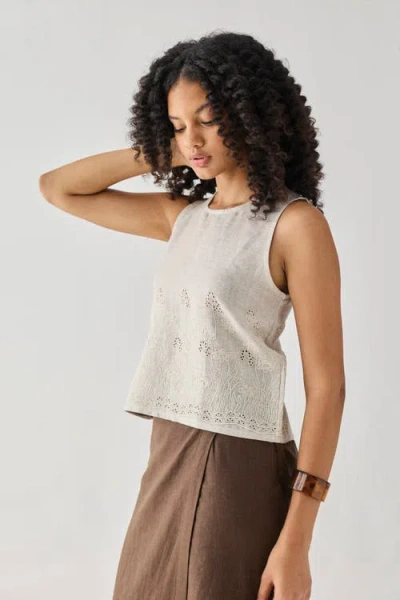 Reistor Embroidered Button Back Top In White