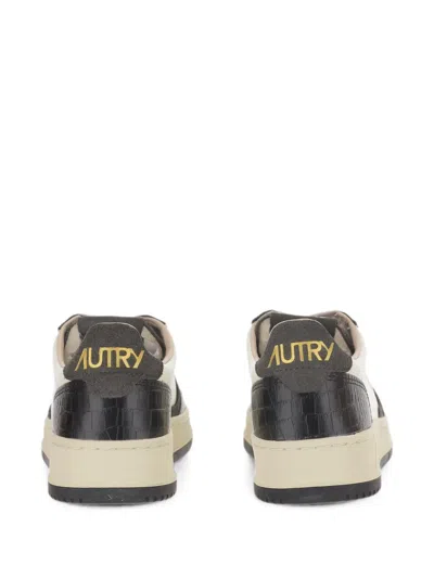 Autry Medalist Low Sneakers In Calf Leather With Perforated Toe In Black