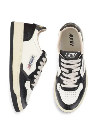 Autry Medalist Low Sneakers In Calf Leather With Perforated Toe In Black
