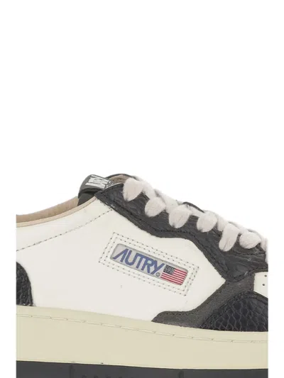 Autry Medalist Low Sneakers In Calf Leather With Perforated Toe In Black